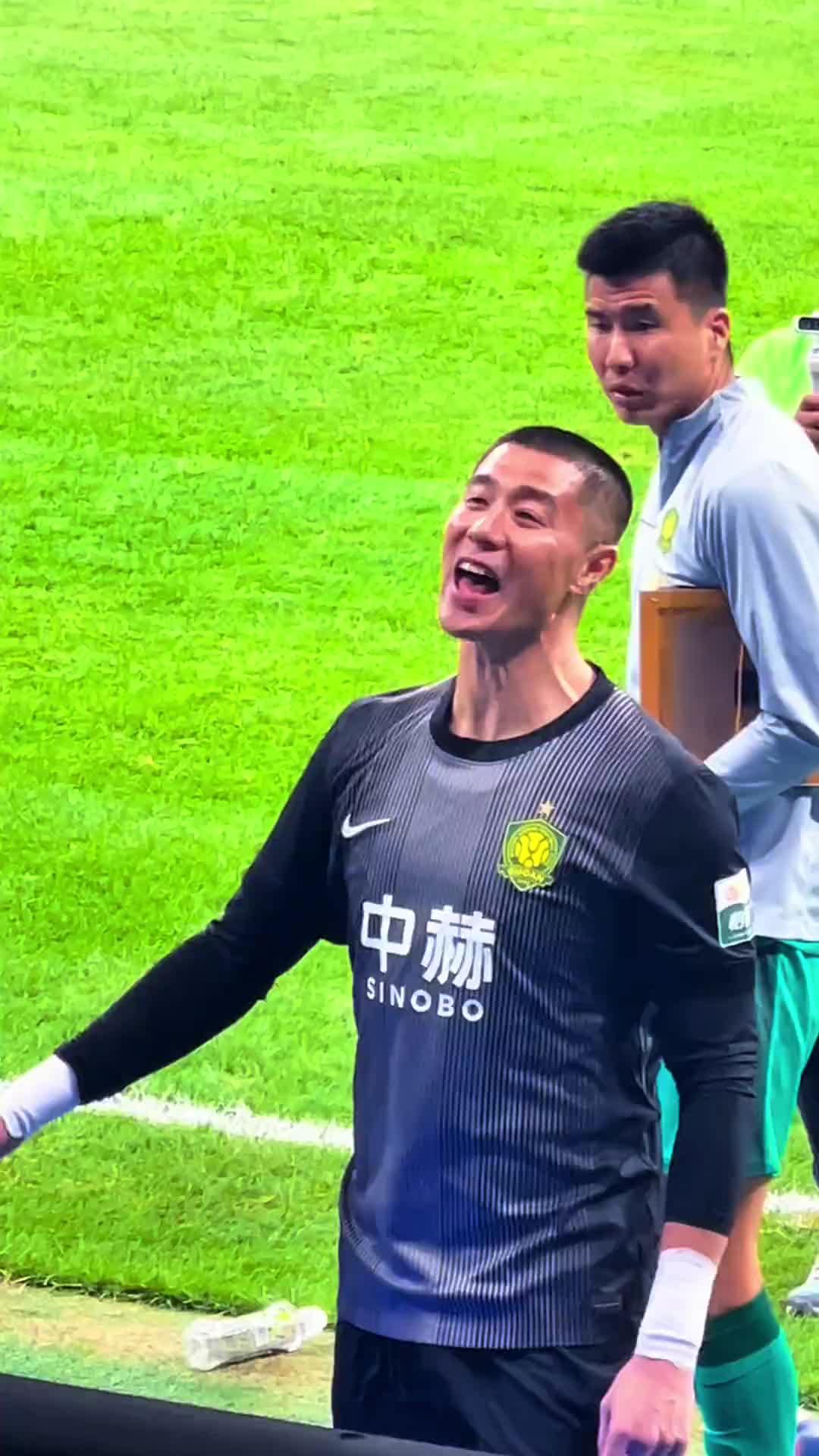 侯爷威武🔥!实拍:国安门将侯森赛后朝看台高喊“我还年轻”封面