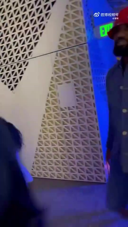 老詹曾为了躲几个跟着他的女人，走了反向的电梯下楼😂封面