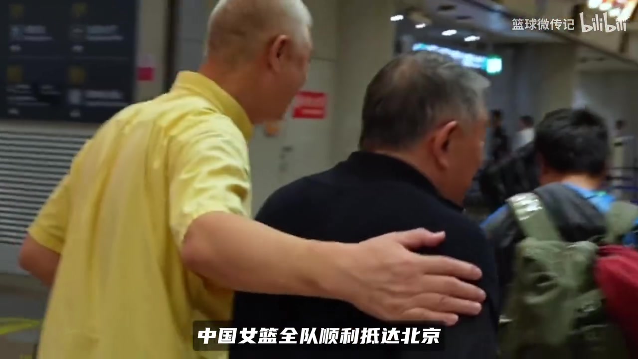 中国女篮回国张子宇抢镜！2米26站队友中间高一大截，球迷看呆！封面