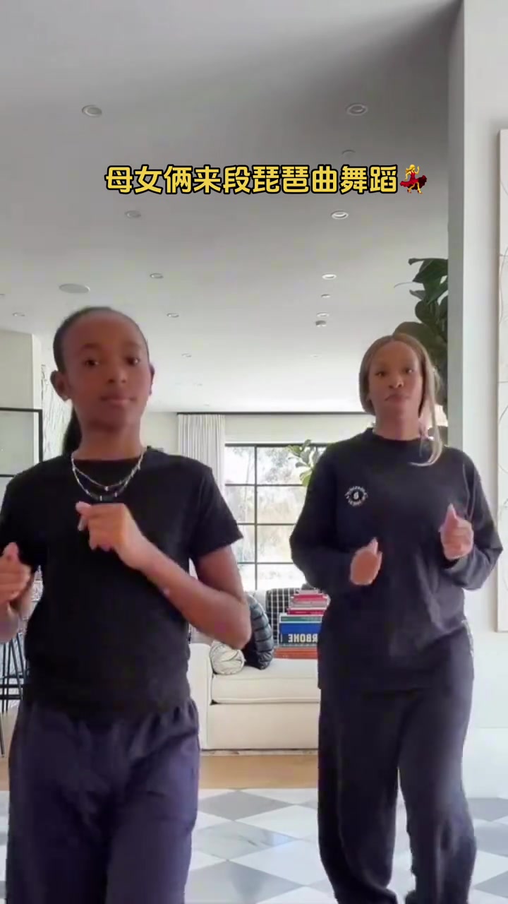 母女两来段舞蹈👀 萨瓦娜 朱莉舞蹈天赋这块也不用多说🤣封面