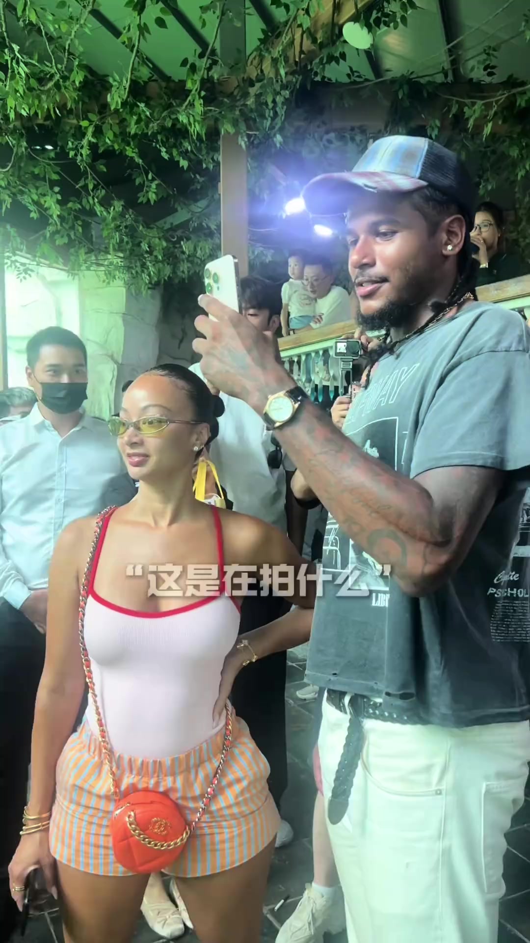 24岁杰伦·格林携41岁女友逛动物园用中文：长隆 我来了封面