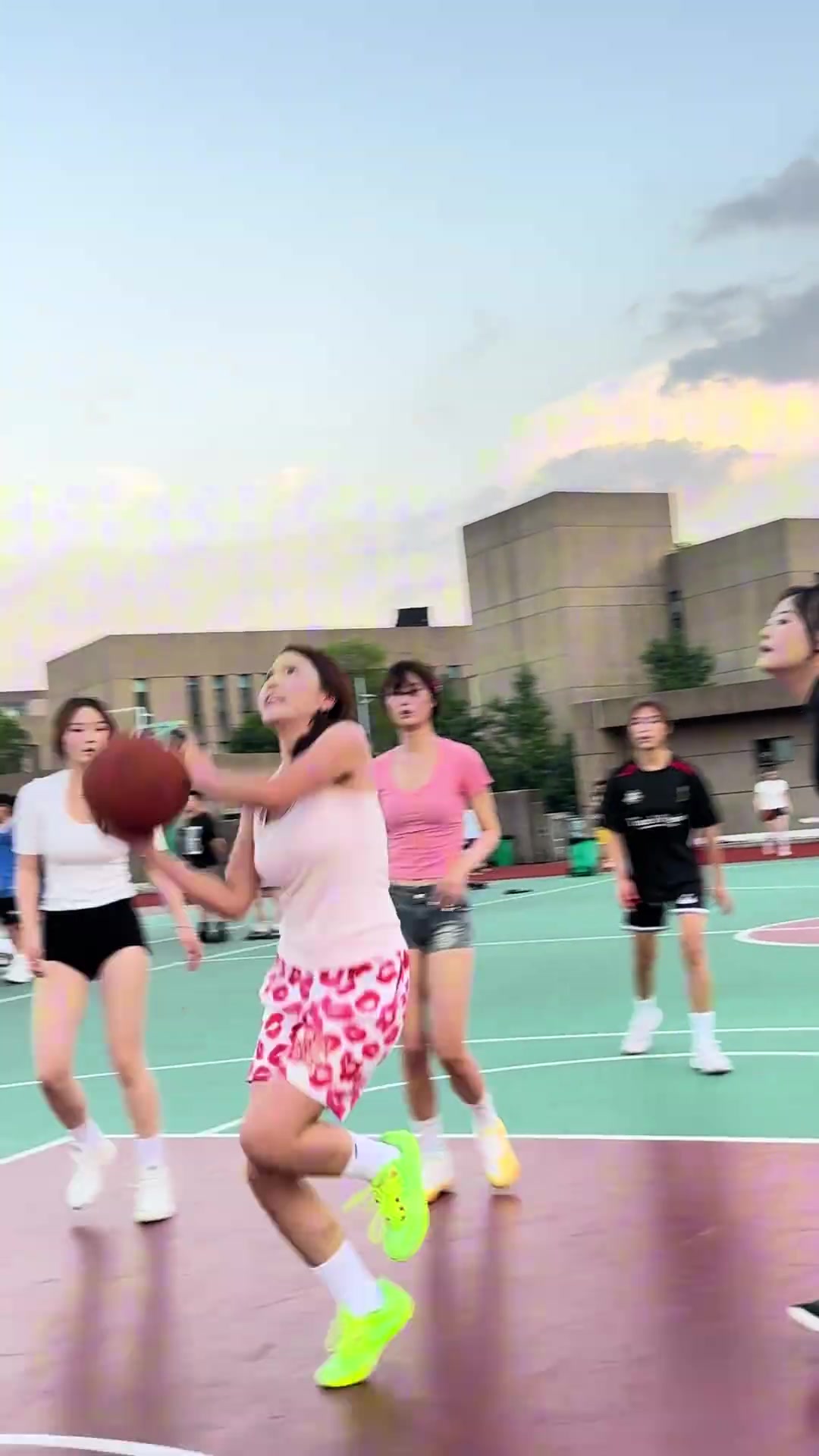 不玩虚的！女生在篮球场真打起来也会认真打球封面