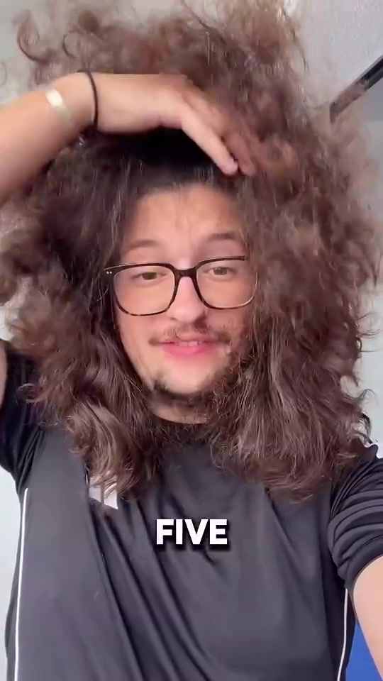 啥时候能拿五连胜？曼联蓄发哥头发留了688天，已经变成爆炸头封面