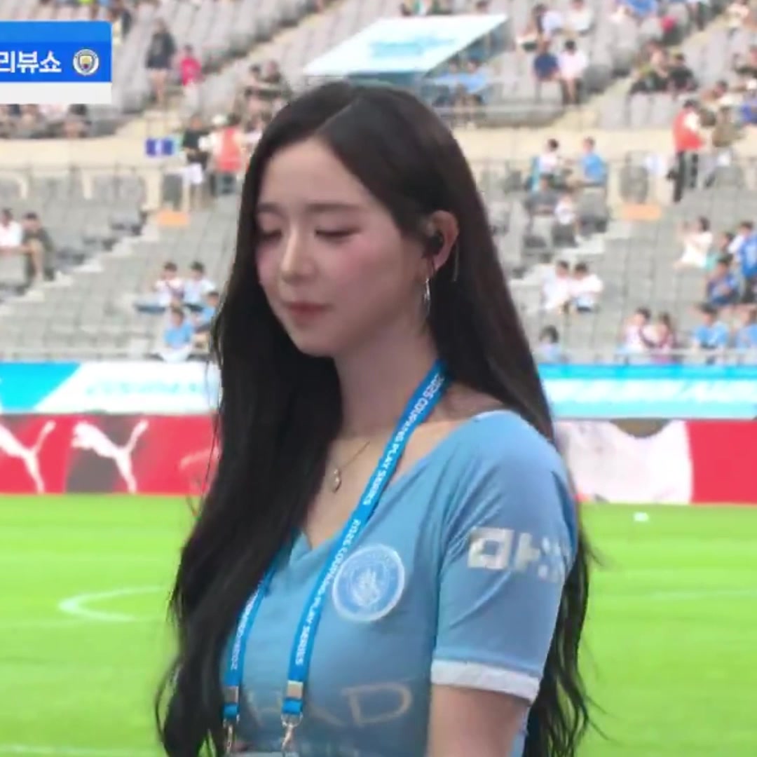 身材太有实力了😍!韩国美女歌手金采嬿解说席热舞,男解说欢呼封面