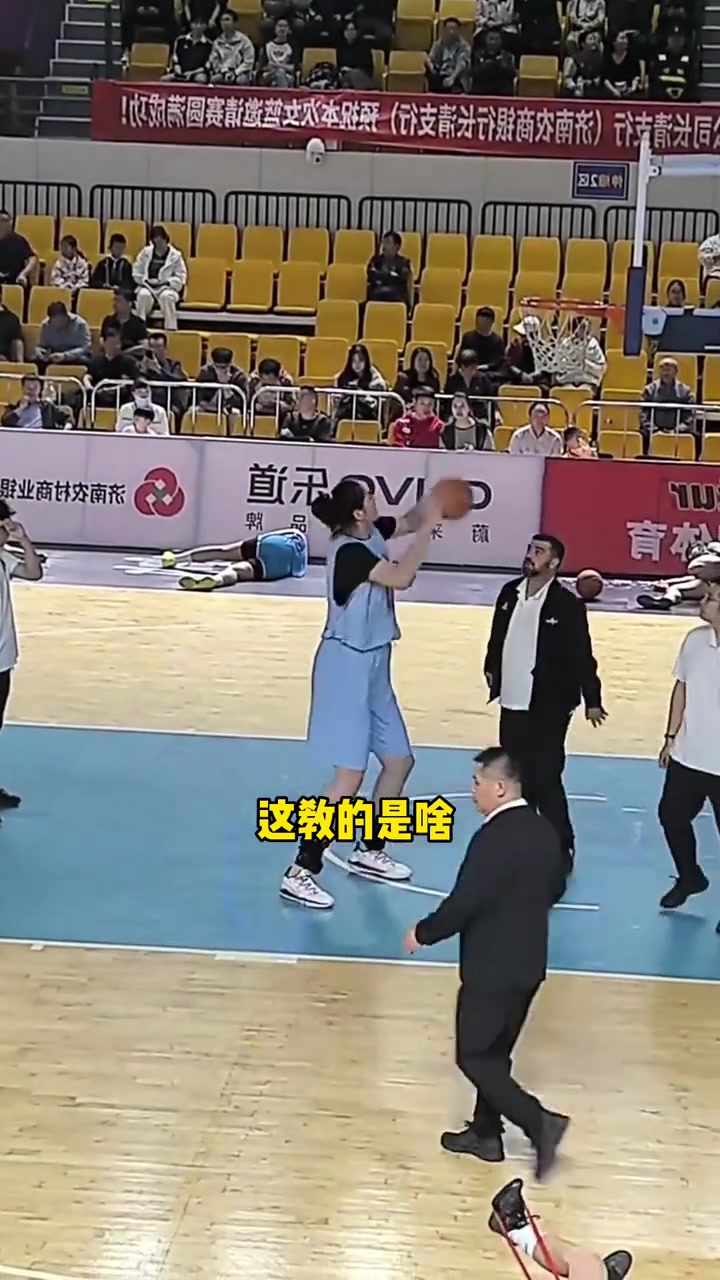 这外国教练在教张子宇什么，看不懂🤔封面