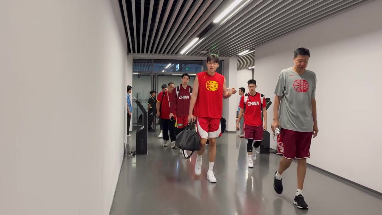 中国男篮全队抵达球馆！与黎巴嫩的关键一役即将打响！封面