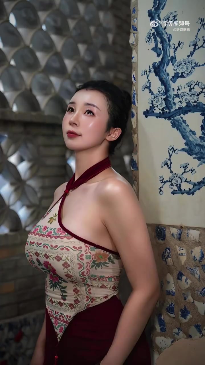 这身材夸张哦~婚后生完宝宝的张曼源晒旗袍穿搭~封面