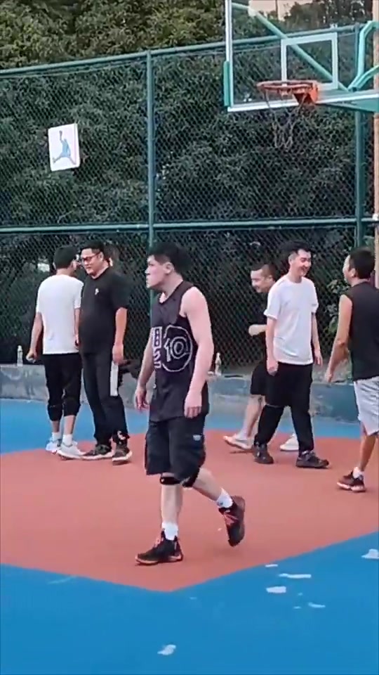 哈哈哈，这哥们盖完帽后，实在满场找女生吗？😂封面