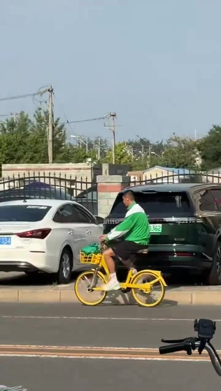 胡同长大的孩子！网友拍到国安门将侯森骑小黄车去训练封面