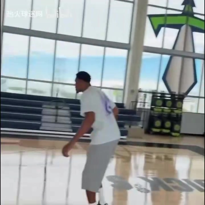 字母哥到访Slam Miami学校,和篮球爱好者们互动交流、合影留念!封面
