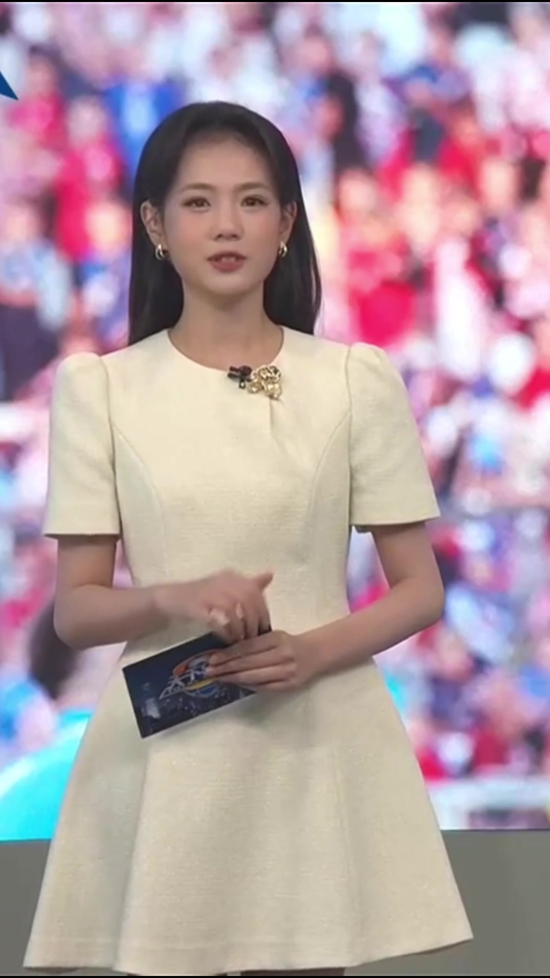 白色连衣裙可爱捏😍！清纯女主持蔡云咏独自主持天足封面