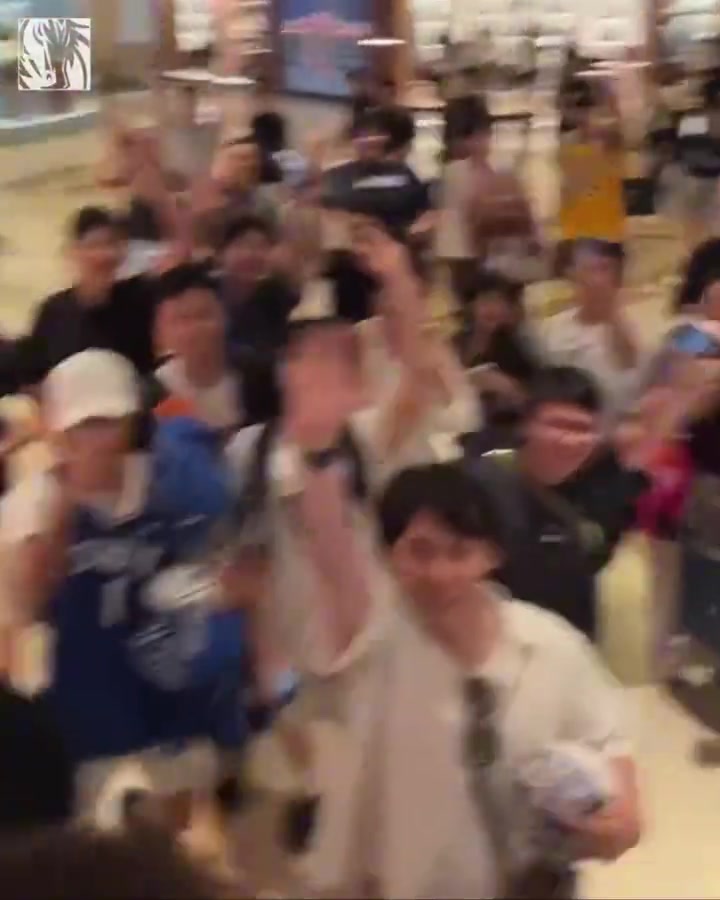 这人气不低啊!莱夫利晒视频与球迷一起自拍📷封面