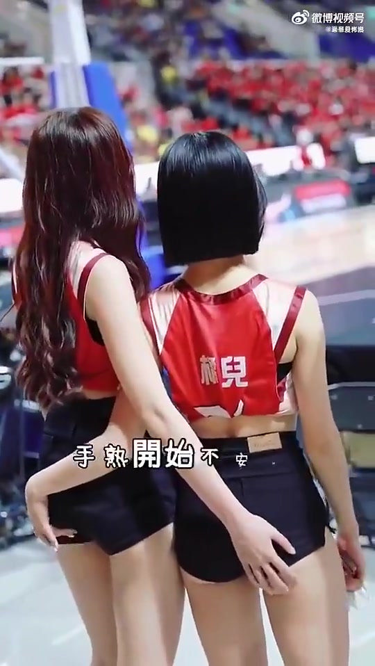 摄影师加鸡腿!把台妹啦啦队场下互相“调戏”都被拍进来😍封面