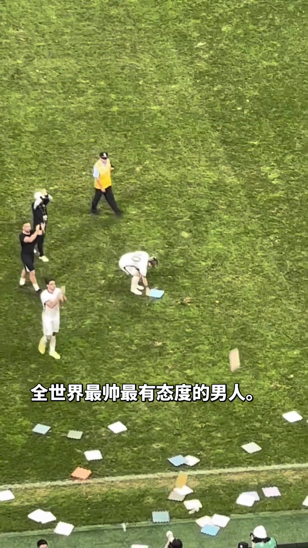 老将的成熟！实拍:国安大将张稀哲赛后陪梭鱼湾球迷一起扔坐垫封面
