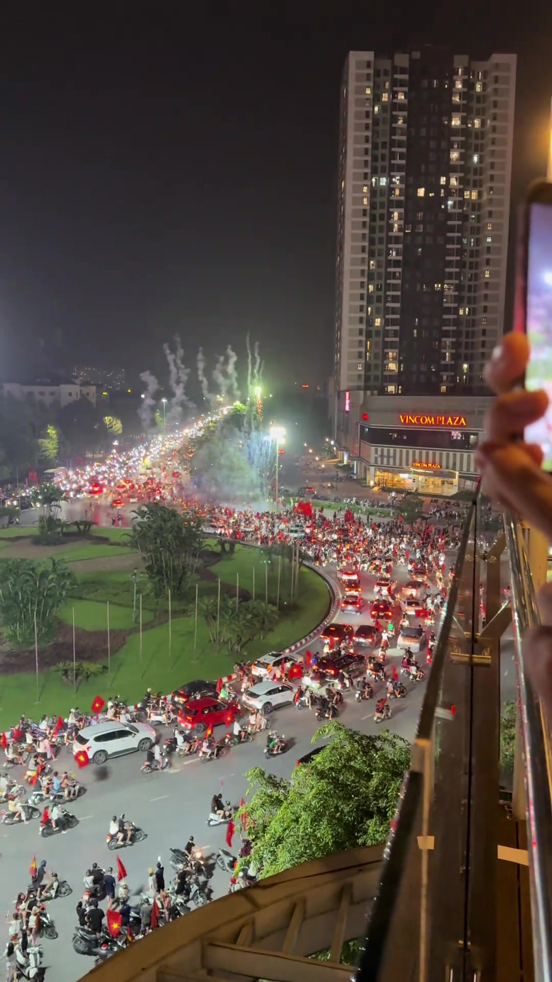 摩托车又出来炸街了！越南击败泰国卫冕东盟杯，球迷骑车上街庆祝封面
