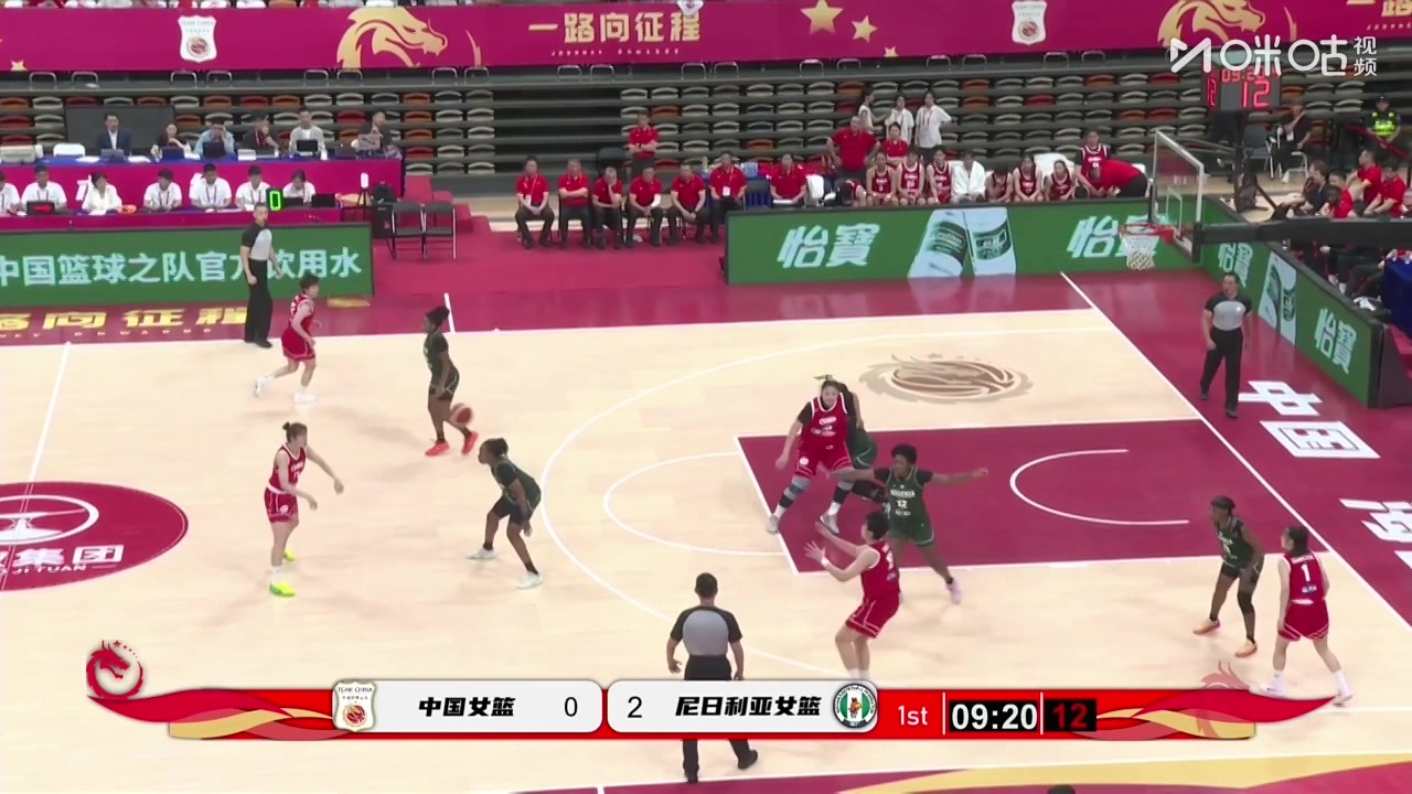 “大宝贝”体型压制！刘禹彤在篮下自投自抢补篮，对手真顶不住😂封面