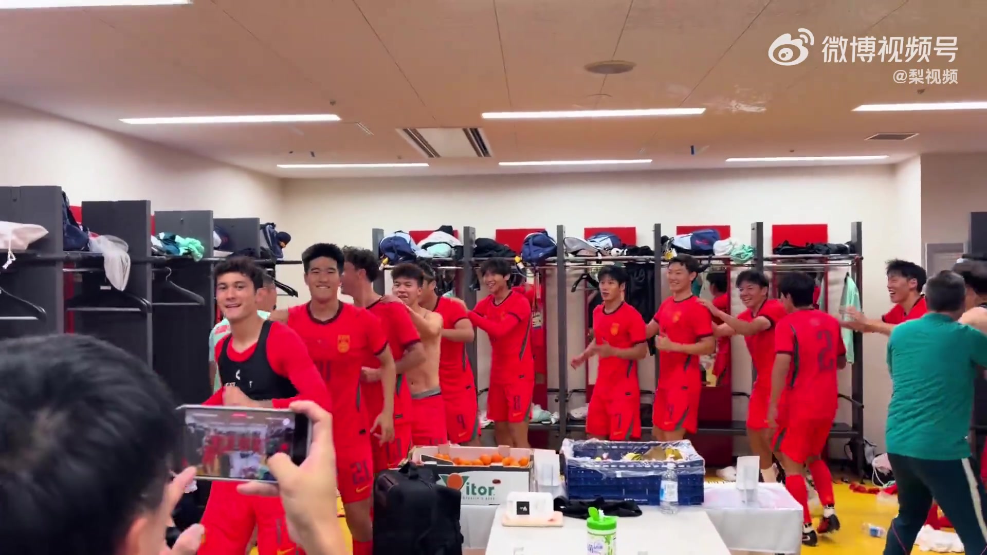 欢乐时刻！U23国足赛后更衣室集体跳舞庆祝😁封面