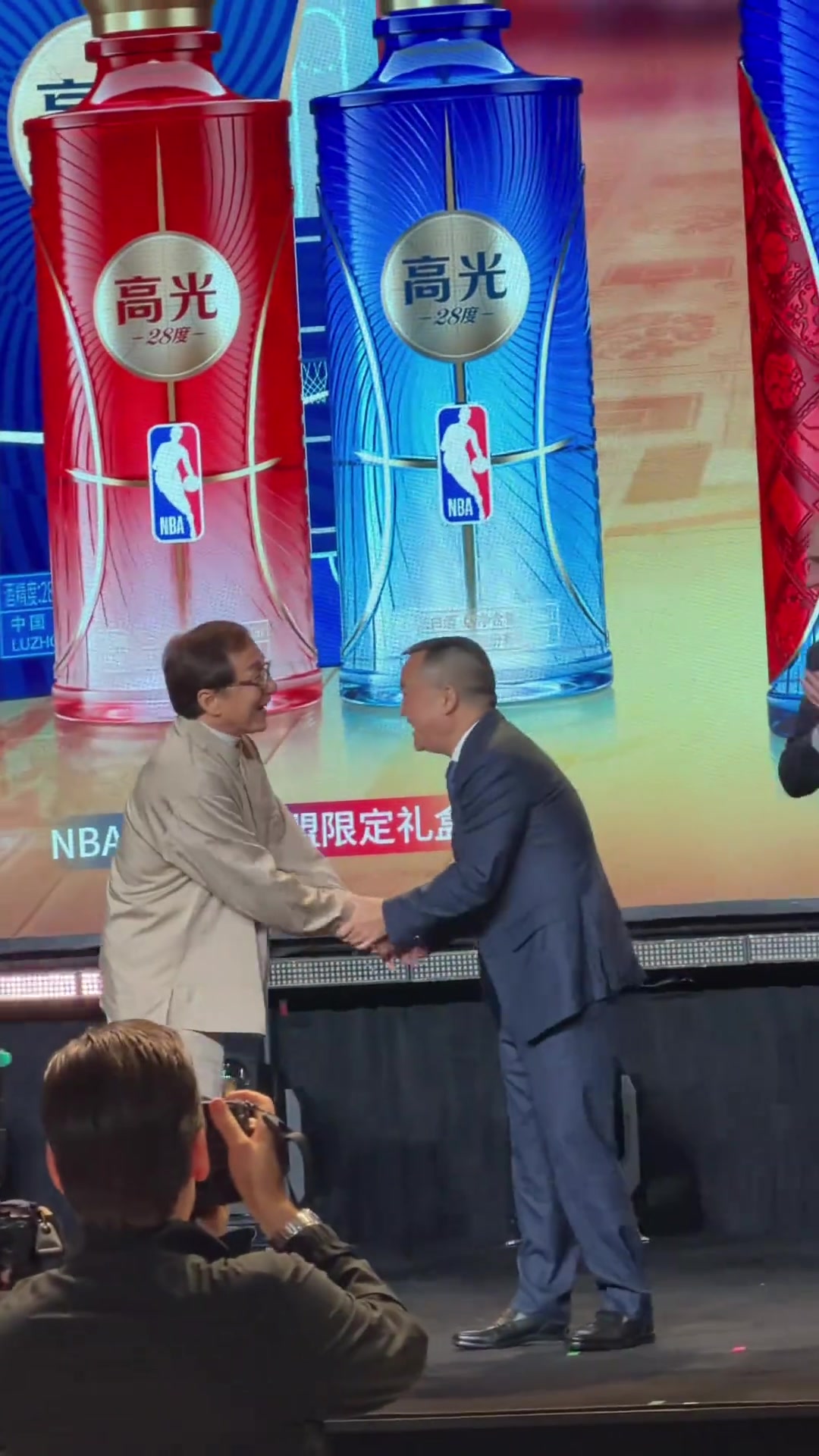 这才是顶流！肖华都得弯腰握手！成龙突然出现了NBA中国赛晚宴封面