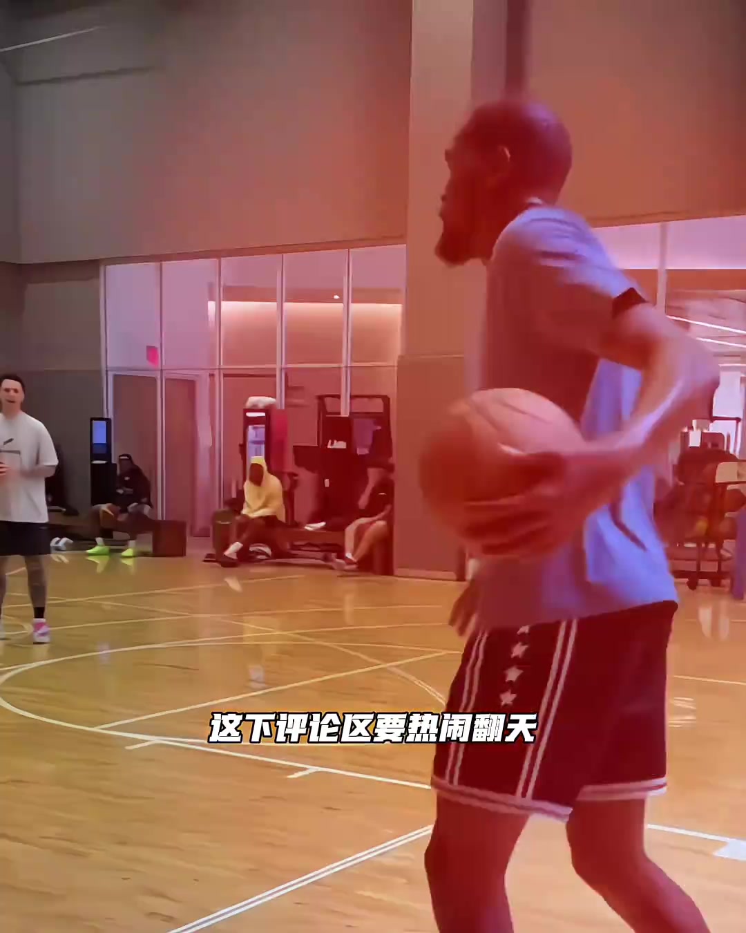 “社媒圈最活跃的那个男人终于来到抖音来整活了”封面