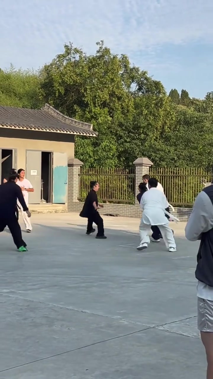 来武当修行一下?😂狄龙与道士们一起打球,结果投了记三不沾封面