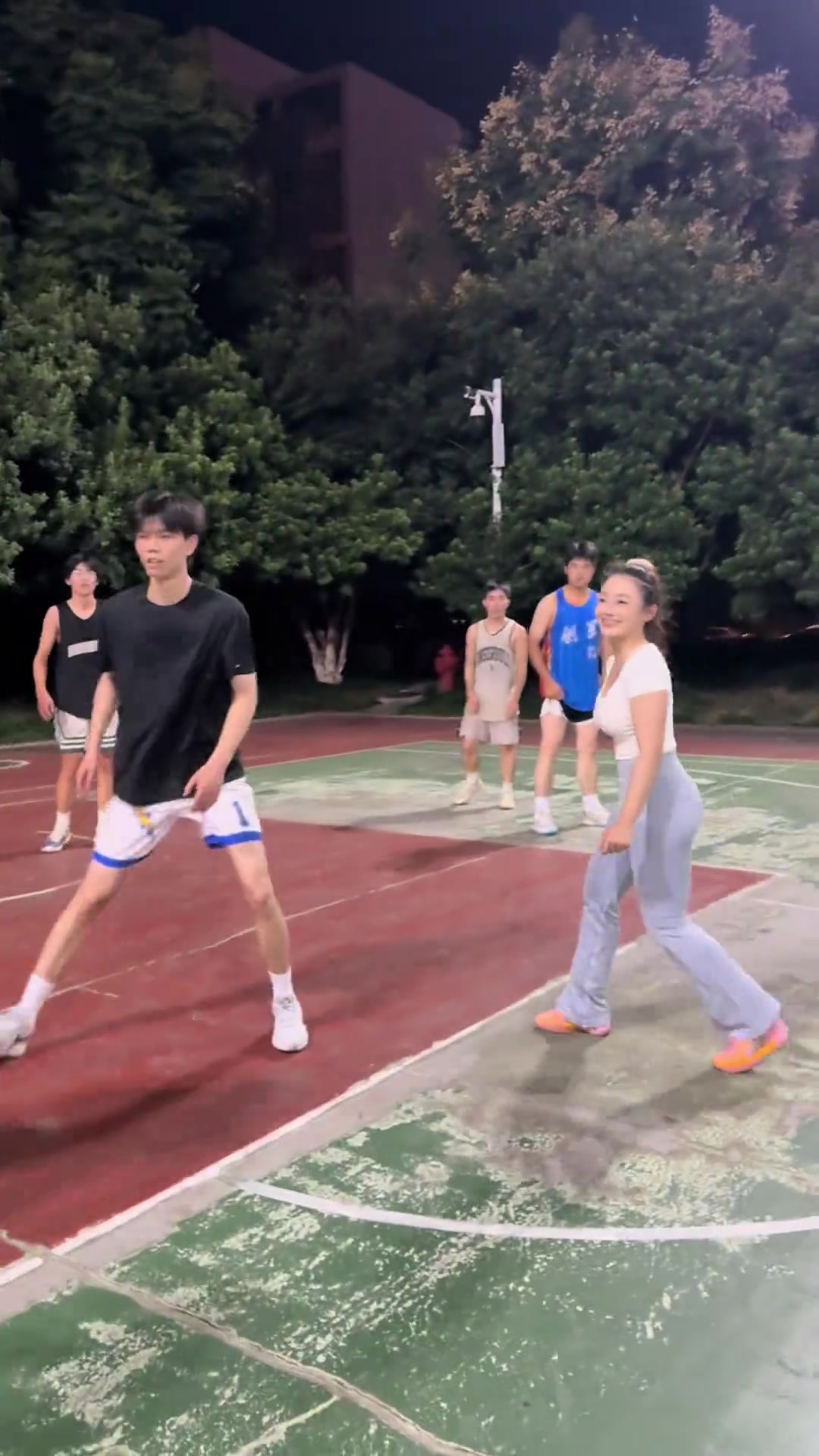 假如她认真防你,你该怎么出手?网友:建议先管住手😂封面