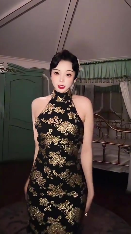 好看爱看！😍美女主播小太阳这身旗袍装扮也太显身材了！封面