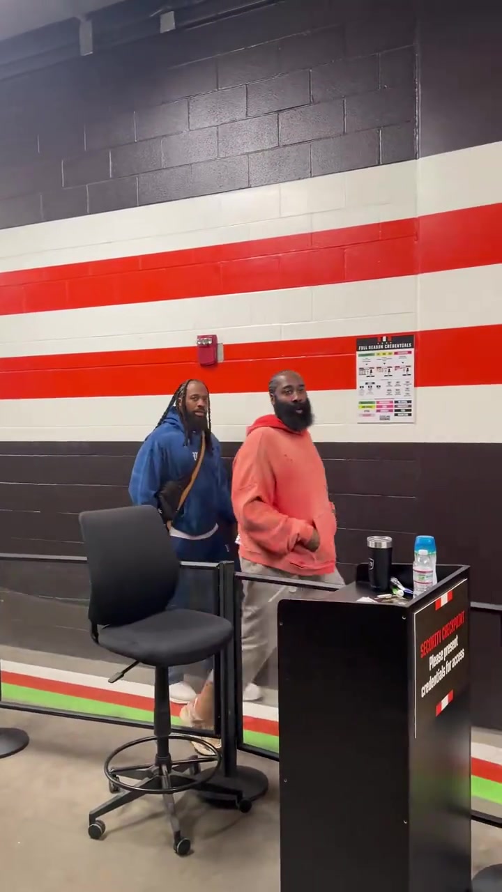 这大橙色卫衣😅哈登一身休闲装观看NFL！封面